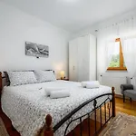 5240 For 8 Pers Bei Labin Nyaraló