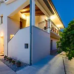 5240 For 8 Pers Bei Labin Nyaraló Rabac