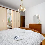 Nyaraló 5240 For 8 Pers Bei Labin Rabac